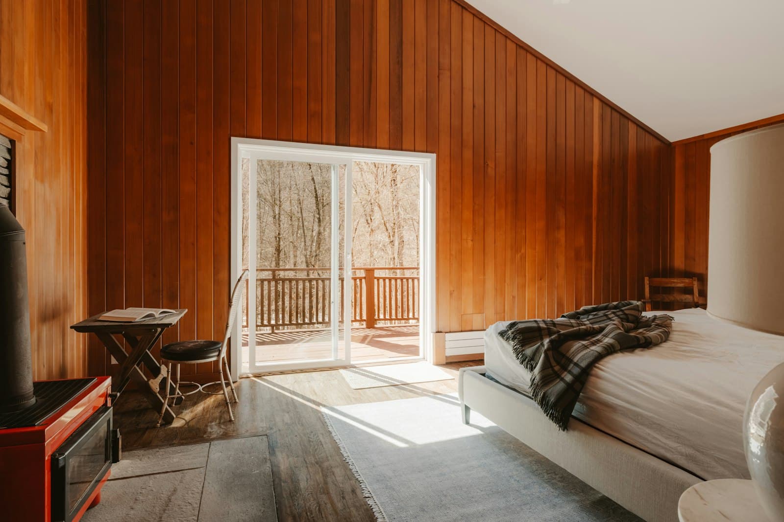 Gepflegtes, holzvertäfeltes Gästezimmer der Pension Talblick